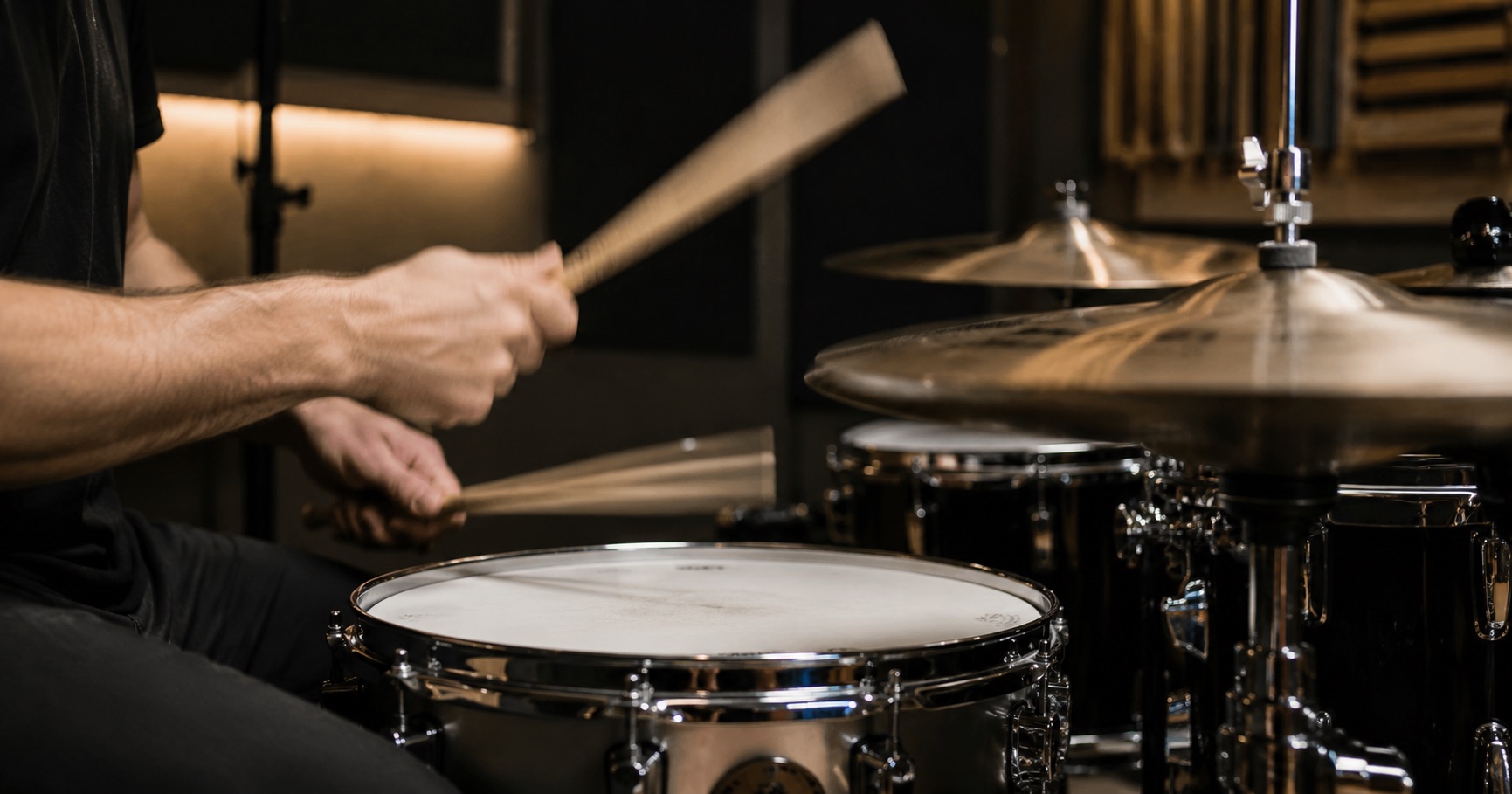 Close-up van handen met drumstokken tijdens het drummen